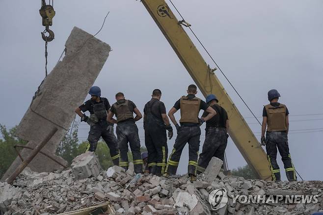 러시아 폭격으로 무너진 아파트에서 진행 중인 구조 작업 [AP 연합뉴스 자료사진. 재판매 및 DB 금지]