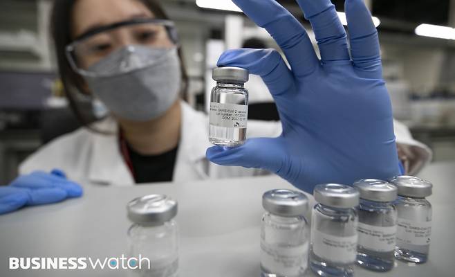 13일 경기도 판교에 위치한 에코허브에서 SK바이오사이언스의 한 연구원이 스카이코비원 샘플을 들어보이고 있다./사진=이명근 기자@qwe123@