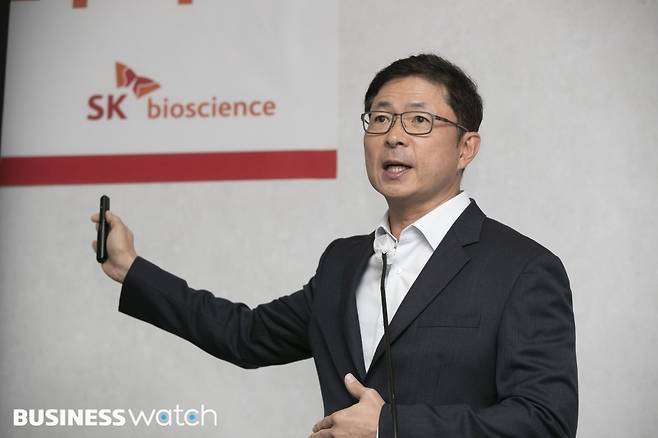 안재용 SK바이오사이언스 대표이사 사장이 13일 경기도 판교에 위치한 에코허브에서 국내1호 백신 '스카이코비원'에 대한 설명을 하고 있다./사진=이명근 기자@qwe123@