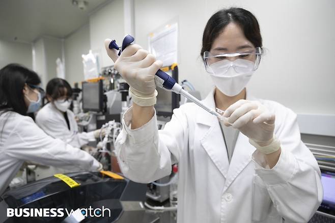 13일 경기도 판교에 위치한 에코허브에서 SK바이오사이언스의 연구원들이 스카이코비원 백신 연구를 진행하고 있다./사진=이명근 기자@qwe123@