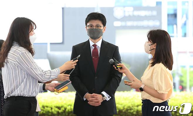 한동훈 법무부 장관이 14일 오후 서울 서초구 대법원에서 열린 대법관후보 추천위원회에 참석하며 취재진의 질문에 답하고 있다.  2022.7.14/뉴스1 © News1 사진공동취재단