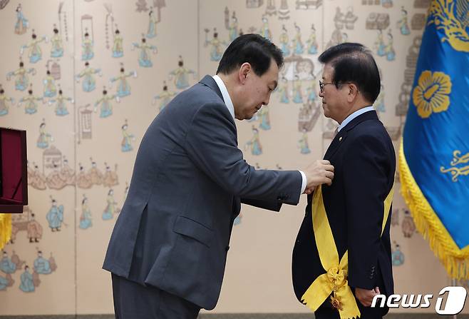 윤석열 대통령이 14일 용산 대통령실에서 박병석 전 국회의장에게 국민훈장 무궁화장을 수여하고 있다. (대통령실 제공) 2022.7.14/뉴스1 © News1 안은나 기자