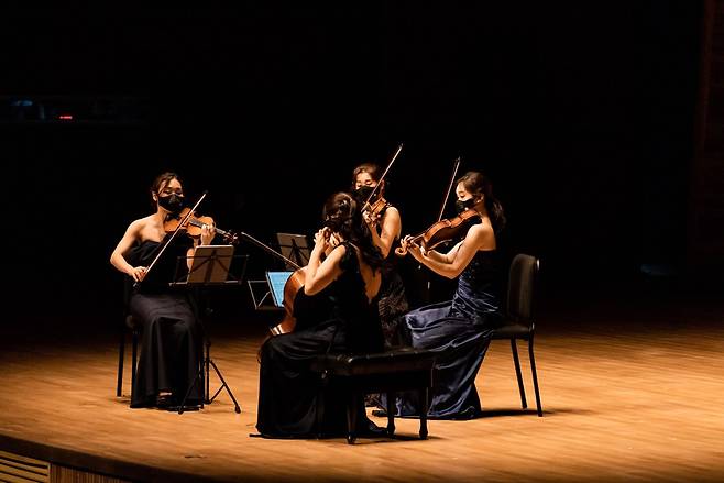 평창대관령음악제 2일 강원도 평창 알펜시아 뮤직텐트에서 열린 19회 평창대관령음악제 개막 공연. 에스메 4중주단이 코른골트의 현악 4중주 2번을 연주하고 있다.