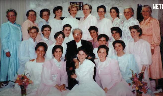 다큐멘터리 4부작 ‘착한 신도: 기도하고 복종하라'의 일부. 미국 종교집단 FLDS의 '선지자' 루론 제프스는 생전 60~70명 이상의 부인과 결혼한  것으로 추정된다. /넷플릭스