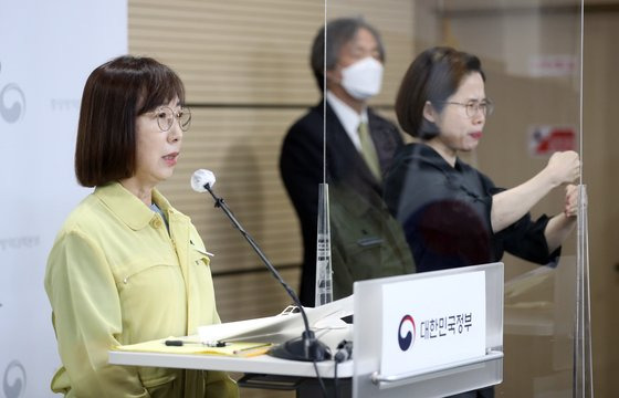 백경란 질병관리청장이 13일 충북 오송 질병관리청 브리핑실에서 코로나19 재유행에 대비한 대응 방안을 발표하고 있다. 연합뉴스.