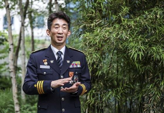 김대규 경정이 지난달 24일 서울 강남구 역삼동 삼정호텔에서 24일 열린 '제36회 세계마약퇴치의 날 기념식'에서 근정포장을 수상한 뒤 중앙일보와 인터뷰하고 있다. 김성룡 기자