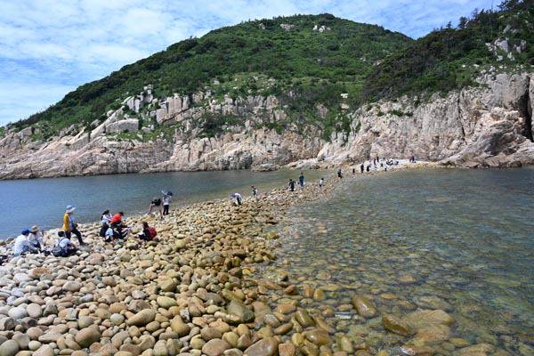등대섬을 가기 위해 물 빠진 열목개를 건너는 등산객.