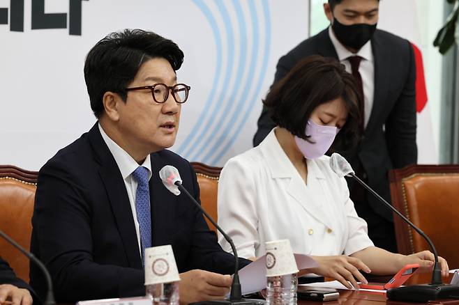 Rep. Kweon Seong-dong, floor leader of the ruling People Power Party, speaks at a senior party officials meeting on Thursday. Yonhap