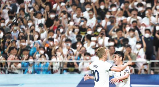 Harry Kane celebrates with Son Heung-min after scoring in a Tottenham Hotspur game against Team K League at Seoul World Cup Stadium in western Seoul on Wednesday. [YONHAP]