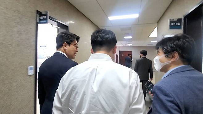 ▲권성동 국민의힘 원내대표가 14일 오전 방송의 정치적 독립성을 제도화하기 위한 언론계 요구에 대한 입장을 묻는 미디어오늘 기자 질의에도 답변하지 않고 있다. 사진=미디어오늘 영상 갈무리