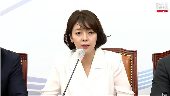 ▲배현진 국민의힘 최고위원이 14일 오전 국회 본관 228호 회의실에서 열린 최고위원회에서 윤석열 대통령 지지율 하락의 원인이 문재인 정부가 전해준 부채 고지서 탓이라고 말하고 있다. 사진=국민의힘 오른소리 영상 갈무리