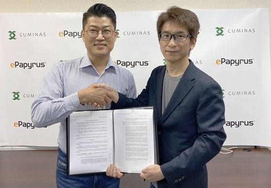 이파피루스(대표 김정희, 사진 왼쪽)는 일본 소프트웨어 기업 쿠미나스(Cuminas, 대표 가와사키 다카시)사의 지분을 최근 100% 인수했다.(이파피루스 제공)