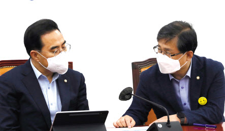 더불어민주당 박홍근 원내대표(왼쪽)와 김성환 정책위의장이 14일 오전 국회에서 열린 정책조정회의에서 대화를 나누고 있다. 이상섭 기자