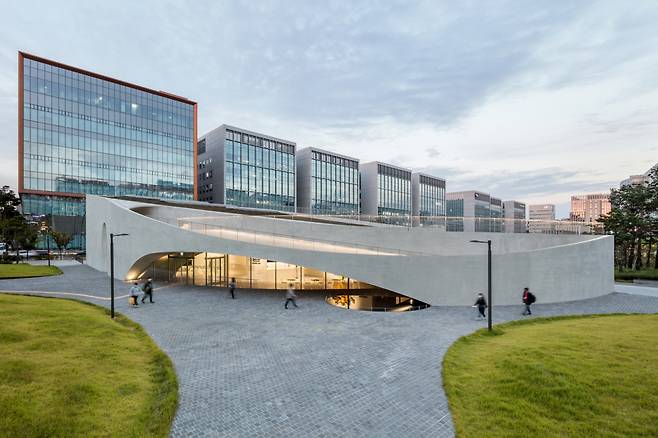 들고 나는 출입구가 정해지지 않은 스페이스K 서울은 하나의 건축물이라기 보다 공원의 일부처럼 보인다.평평한 대지에 완만한 네 개의 완만한 언덕을 만들고, 세 개의 호(arc)로 조형미를 드러냈다. 네 개의 언덕 중 하나는 미술관에 해당한다. [신경섭 제공]