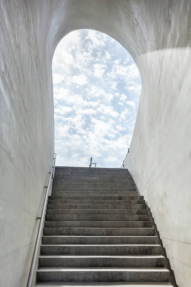 스페이스K의 등장은 마곡의 얼굴을 바꿔놨다. 성냥갑 모양의 건물들이 규칙적으로 들어선 마곡산업단지에서 스페이스K는 눈에 띄는 건축물이면서도 신도시는 물론 자연과도 조화롭게 어우러져 곳곳이 포토존이 됐다. [신경섭 제공]