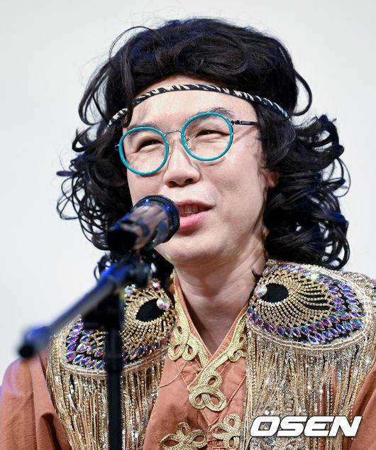 [OSEN=김성락 기자] 14일 오후 서울 마포구 서교동 윤형빈소극장에서 개그맨 및 가수 카피추(추대엽)의 신곡 발매 기념 쇼케이스가 열렸다. 개그맨 및 가수 카피추(추대엽)가 취재진의 질문에 대답하고 있다. 2022.07.14 /ksl0919@osen.co.kr