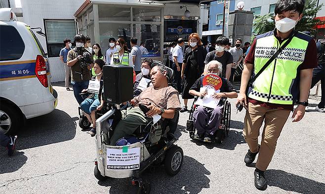 박경석 전국장애인차별철폐연대(전장연) 상임대표가 14일 서울 종로구 혜화경찰서에 방문하고 있다. 박 상임대표는 이날 혜화경찰서에 엘리베이터가 설치되면 경찰 조사에 임하겠다고 밝혔다. 연합뉴스