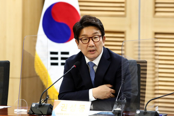 권성동 국민의힘 대표 직무대행 겸 원내대표가 14일 오후 국회 의원회관에서 열린 ‘통신요금 다양화와 소비자권익 증진’ 긴급토론회에서 인사말을 하고 있다. 2022.7.14 국회사진기자단