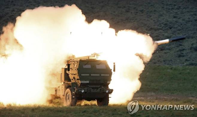 미국의 고속기동포병로켓시스템(HIMARS) 시험발사 장면 [AP 연합뉴스 자료사진. 재판매 및 DB 금지]