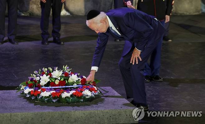 예루살렘 홀로코스트 추모관 찾아 헌화하는 바이든 (예루살렘 로이터=연합뉴스) 조 바이든 미국 대통령이 13일(현지시간) 이스라엘 예루살렘의 야드바셈 홀로코스트(2차대전 당시 나치 독일의 유대인 학살) 추모관을 찾아 희생자들을 기리며 헌화하고 있다. 바이든 대통령은 이날 이스라엘에 도착해 취임 후 첫 중동 방문 일정을 시작했다. 2022.7.14 leekm@yna.co.kr