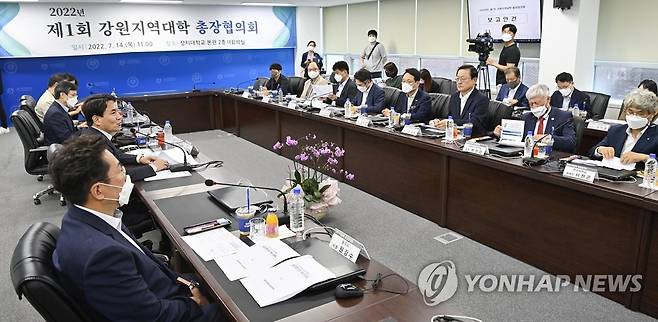 2022년 제1차 강원지역대학총장협의회 상지대서 개최 (원주=연합뉴스) 이재현 기자 = 14일 오전 11시 상지대학교 본관 2층 대회의실에서 2022년 제1차 강원지역대학총장협의회가 개최된 가운데 김진태 강원도지사와 원강수 원주시장을 초청해 도내 대학과 협력방안을 논의했다. 2022.7.14 jlee@yna.co.kr