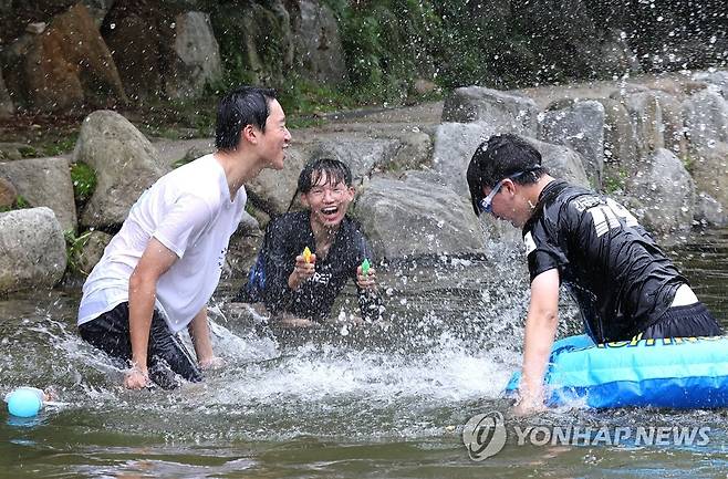 더위야 가라 (서울=연합뉴스) 류영석 기자 = 더운 날씨가 이어지는 12일 오후 지난 11일 개장한 서울 관악구 신림계곡 물놀이장을 찾은 학생들이 물놀이를 즐기고 있다. 2022.7.12 ondol@yna.co.kr