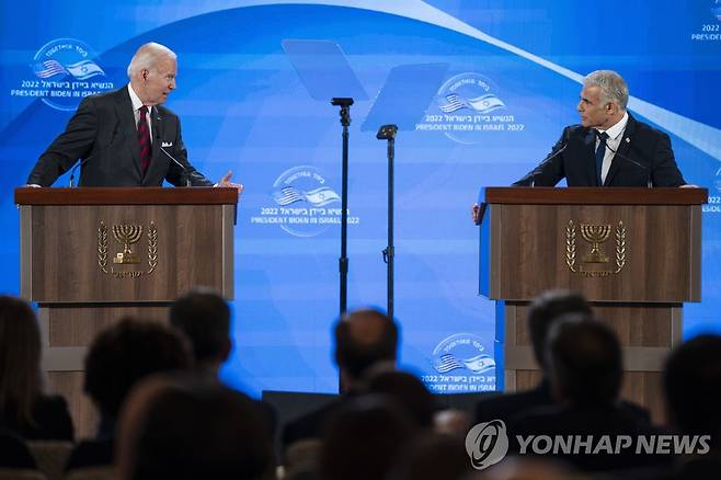 공동기자회견하는 조 바이든 미국 대통령(왼쪽)과 야이르 라피드 이스라엘 임시총리(오른쪽) [AP 연합뉴스 자료사진. 재판매 및 DB 금지]