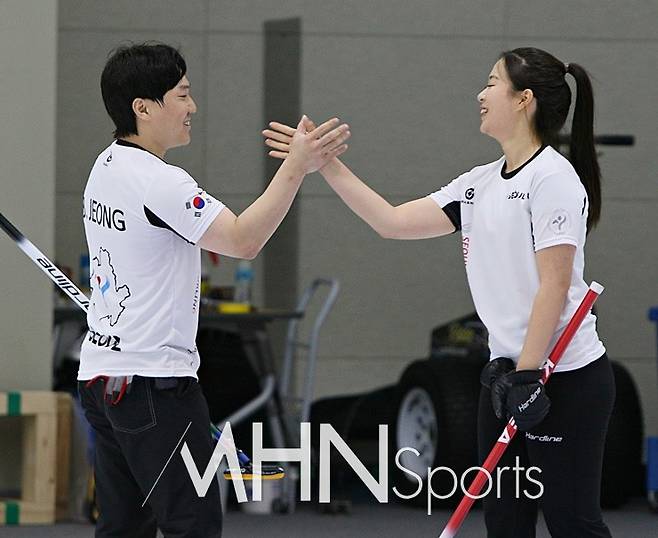 서울컬링연맹A(정병진, 김지윤)이 2022~2023 믹스더블 국가대표를 선발하는 '2022 KB금융 한국컬링선수권대회 믹스더블'에서 우승을 차지했다. (MHN스포츠 진천, 권혁재 기자)