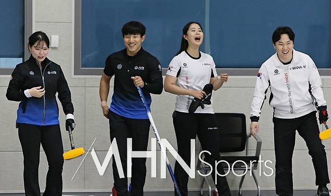 의정부 송현고(김은비, 김지윤)-춘천기계공고(유민현, 정병진) 선후배들의 격돌로 벌어진 이날 결승전은 시종 밝고 활기찬 분위기에서 진행되어 후배들의 승리로 끝났다. 왼쪽부터 김은비, 유민현, 김지윤, 정병진. (MHN스포츠 진천, 권혁재 기자)
