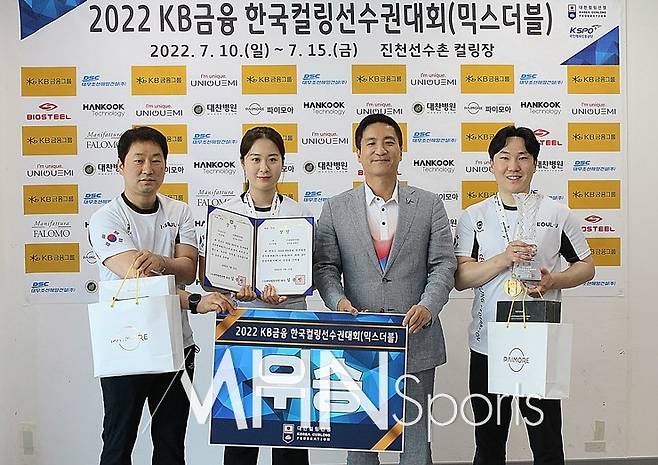 우승을 차지한 김지윤·정병진이 대한컬링연맹 김용빈 회장(왼쪽에서 3번째)와 서울시청 양재봉 감독(맨 왼쪽)과 기념촬영을 하고 있다. (MHN스포츠 진천, 권혁재 기자)