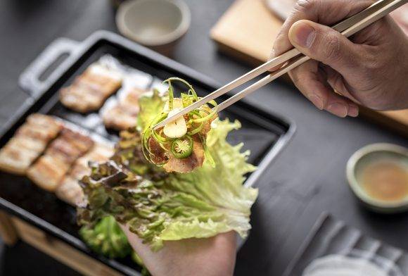 지방이 많은 음식은 건강에 좋은 지방인지 아닌지 선택해서 먹는 게 좋다. 고기 등을 먹을 때 섬유소가 많은 채소를 곁들이면 위장에서 지방 흡수를 줄일 수 있다. [사진=클립아트코리아]