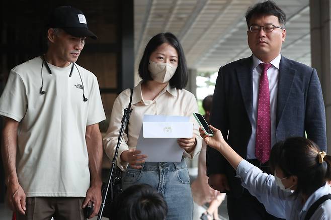 서해에서 북한군에 의해 피살된 해양수산부 공무원의 형인 이래진 씨가  지난달 29일 서울 서초구 서울중앙지검에서 고발인 조사를 앞두고 기자들의 질문에 답하고 있다. 이날 유족은 윤석열 대통령이 고(故) 이대준 씨 아들에게 보낸 편지를 공개했다. /뉴스1