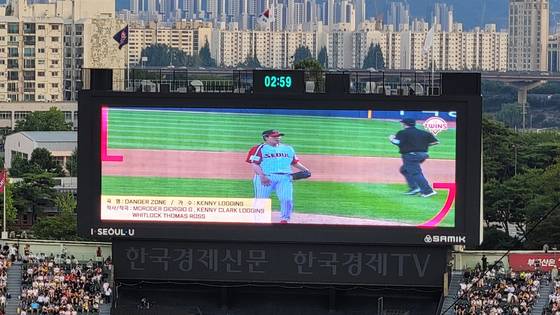 지난 7일 서울 잠실 야구장에서 열린 LG 트윈스와 롯데 자이언츠 경기가 열렸다. 사진은 김진성이 구원 등판하면서 그의 등장곡이 원곡자명과 함께 전광판에 송출되는 모습. 사진=한민희 제공