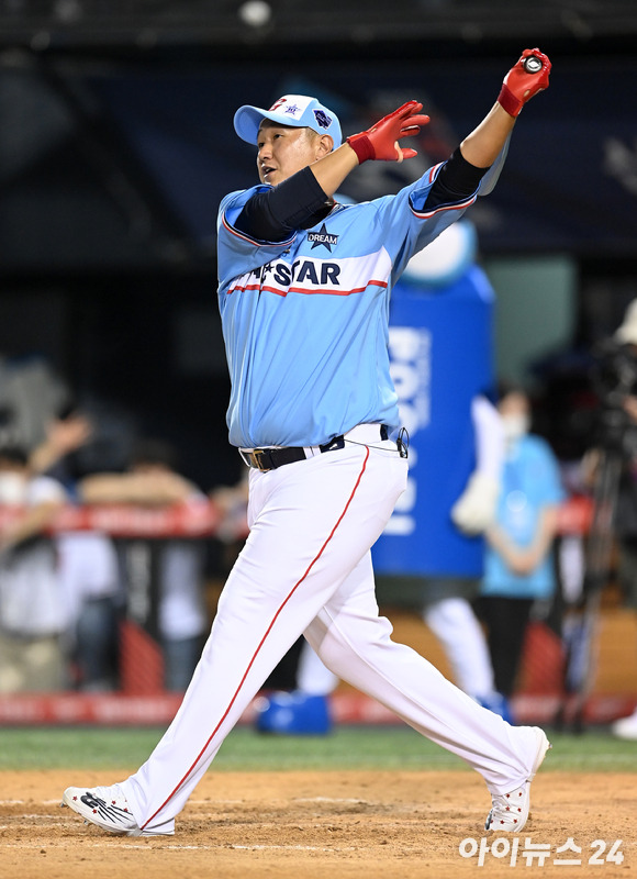 15일 오후 서울 잠실야구장에서 '2022 신한은행 SOL KBO 올스타전' 홈런레이스가 열렸다. 롯데 이대호가 홈런레이스를 하고 있다. [사진=김성진 기자]