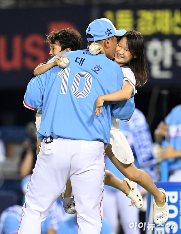 15일 오후 서울 잠실야구장에서 '2022 신한은행 SOL KBO 올스타전' 홈런레이스가 열렸다. 홈런레이스 우승을 차지한 롯데 이대호가 자녀들과 기뻐하고 있다. [사진=김성진 기자]