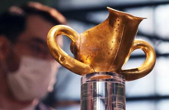 러시아 푸시킨 박물관 측이 지난 해 공개한 고대 트로이 황금잔. 러시아는 2차 대전 말기 독일에 있던 트로이 유물을 자국으로 가져갔다. [타스=연합뉴스]