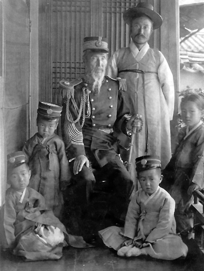 서얼 출신으로 대한제국과 일제강점기의 교육자, 정치가, 번역가, 개신교 운동가, 계몽 운동가, 언론인으로 활동한 윤치호 가족. 너머북스 제공