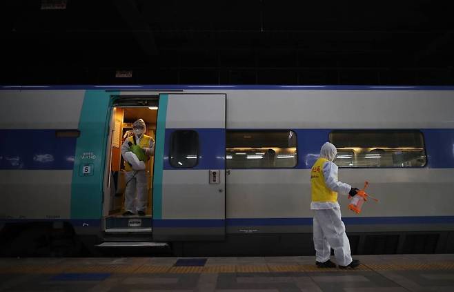 지난 1일 27일 오전 서울 중구 서울역 승강장에서 관계자들이 부산으로 향하는 KTX 열차 안 방역작업을 하고 있다. (공동취재사진) /사진=뉴시스