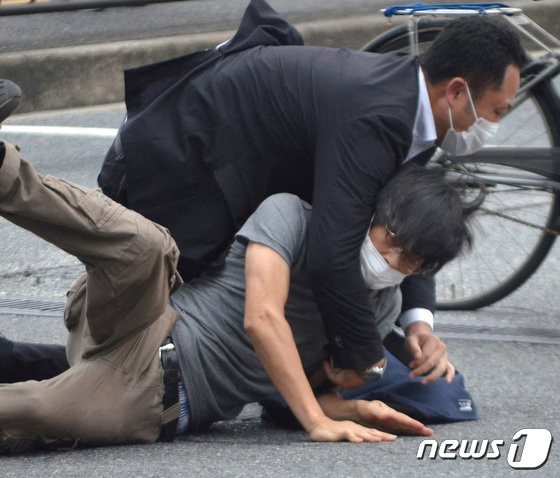 아베 신조 전 일본 총리가 8일 일본 서부 나라시에서 선거 유세 도중 총격을 맞고 쓰러진 가운데 용의자가 현장에서 제압당하고 있다. /사진=로이터=뉴스1