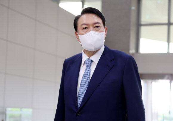 윤석열 대통령이 15일 서울 용산 대통령실 청사로 출근하며 취재진 질문에 답변하고 있다. 대통령실 통신사진기자단