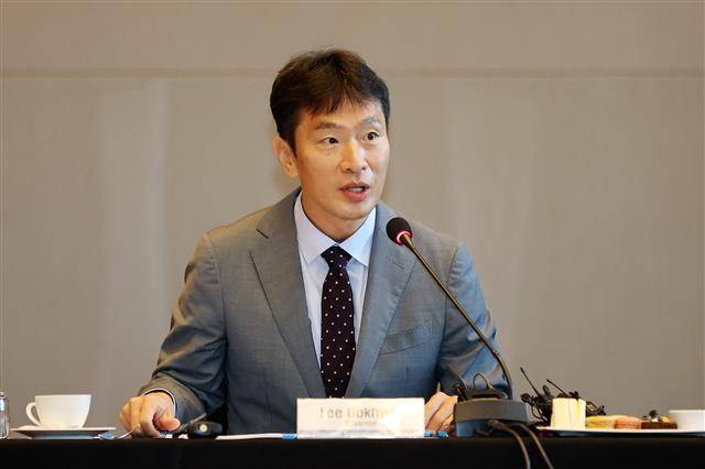 이복현 금감원장 - 이복현 금융감독원 원장이 15일 서울 영등포구 콘래드 호텔에서 외국계 금융회사 CEO들과의 간담회에 참석해 모두 발언을 하고 있다. 뉴스1