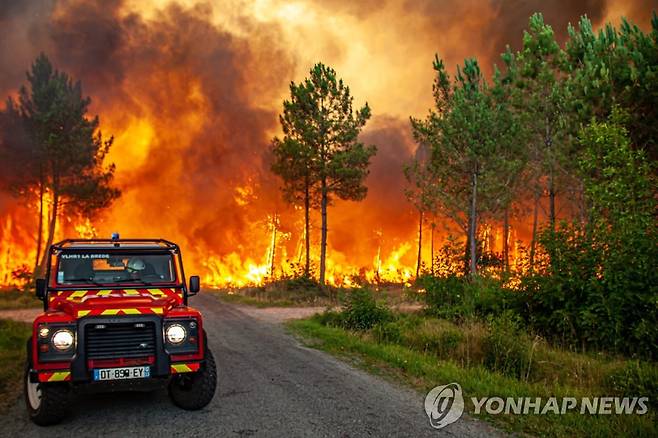 프랑스에서 확산하고 있는 산불 [AP 연합뉴스. DB 및 재판매 금지]