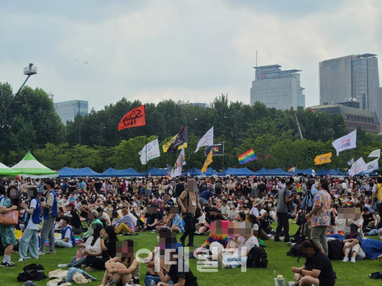 16일 오후 서울 중구 서울광장에서 성(性) 소수자 축제인 제23회 서울퀴어문화축제가 진행되고 있다.(사진=이용성 기자)