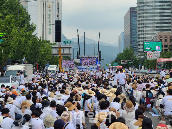 16일 오후 서울 중구 서울광장 인근에서 ‘동성애퀴어축제반대 국민대회 준비위원회’가 ‘동성애 반대’ 집회를 진행하고 있다.(사진=이용성 기자)