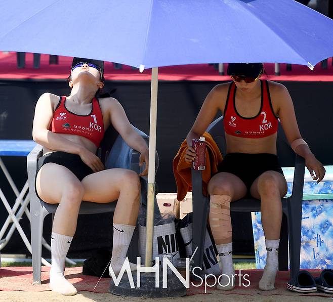 폭염에 지쳐있는 한국 비치발리볼 대표팀 신지은(좌)-김인영ⓒMHN스포츠 이지숙 기자