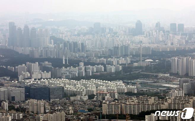 사진은 남한산성에서 바라본 서울 아파트 단지 모습. 2022.7.14/뉴스1 © News1 송원영 기자