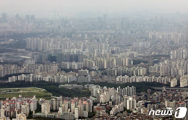 사진은 남한산성에서 바라본 서울 아파트 단지 모습. 2022.7.14/뉴스1 © News1 송원영 기자