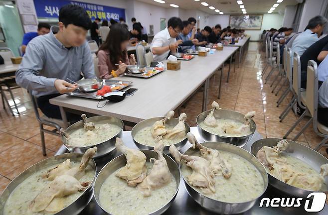 복날을 맞아 대전의 한 자치구 식당에서 삼계탕 급식을 하고 있다. ©News1 김기태 기자