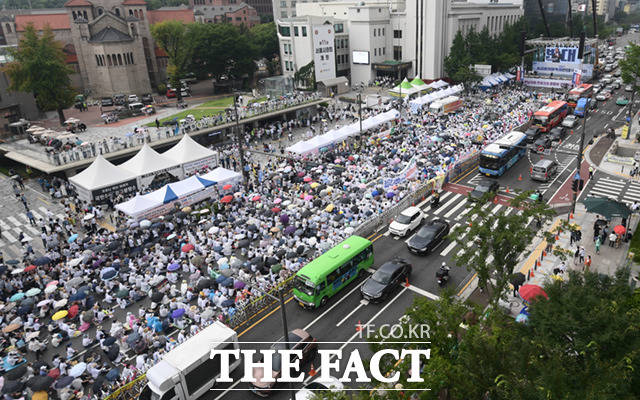 2022 제23회 서울퀴어문화축제가 16일 서울광장에서 열린 가운데, 퀴어축제반대위원회가 서울시의회 앞에서 맞불 집회를 하고 있다.