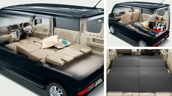 분할식 뒷좌석과 조수석을 앞으로 완전히 접을 수 있어 다채로운 시트 연출이 가능해 큰 짐을 싣기에도 매우 편리하다. 차박을 위한 평탄화 작업 시에 앞쪽 왼쪽 시트에 생기는 단차는 순정 액세서리 용품의 침대 쿠션을 사용하여 해결(오른쪽 아래 사진)